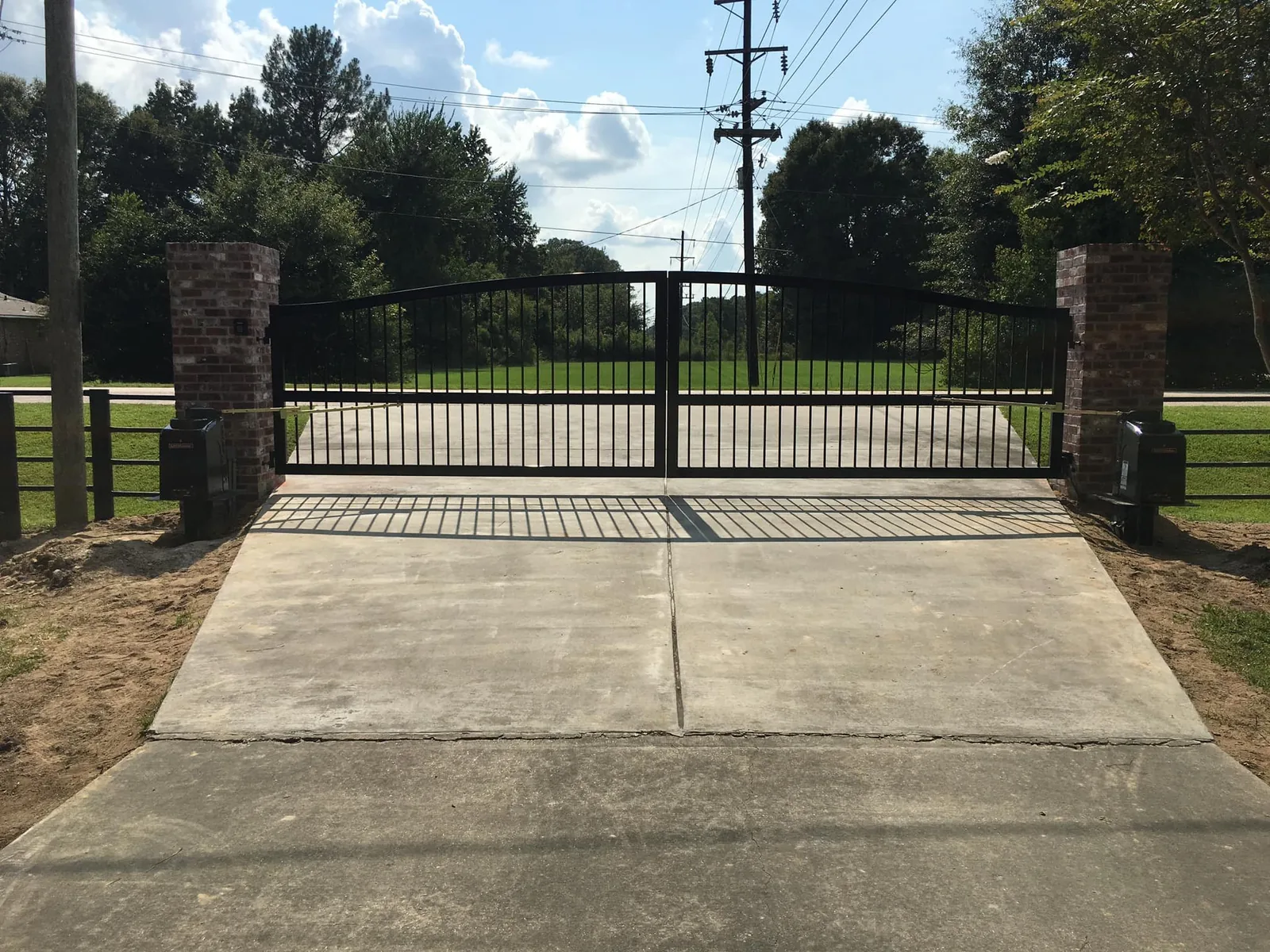 Automatic gate between brick columns