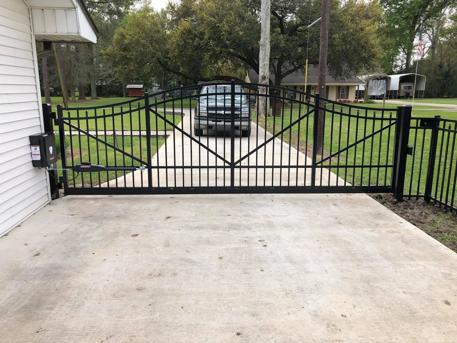 Residential automatic gate installation